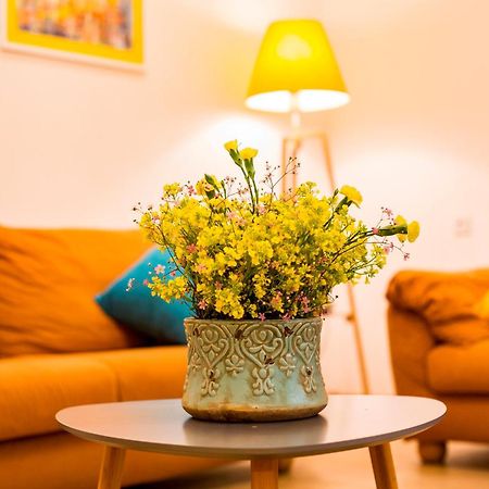 Yellow Apartment In Avlabari Tiflis Exterior foto