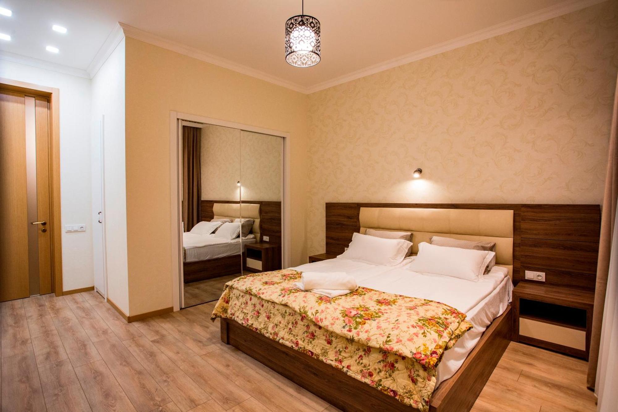 Yellow Apartment In Avlabari Tiflis Exterior foto
