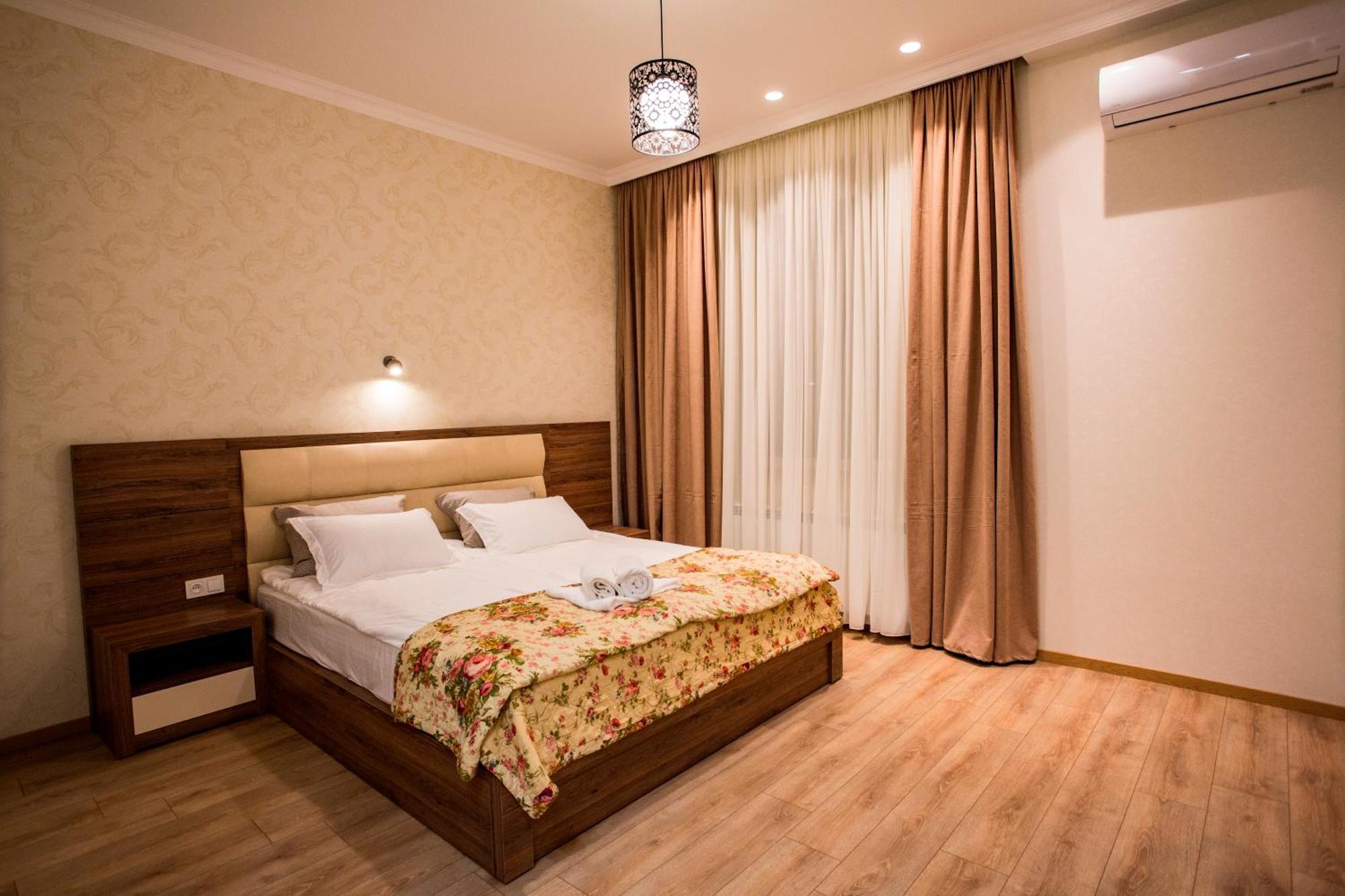 Yellow Apartment In Avlabari Tiflis Exterior foto