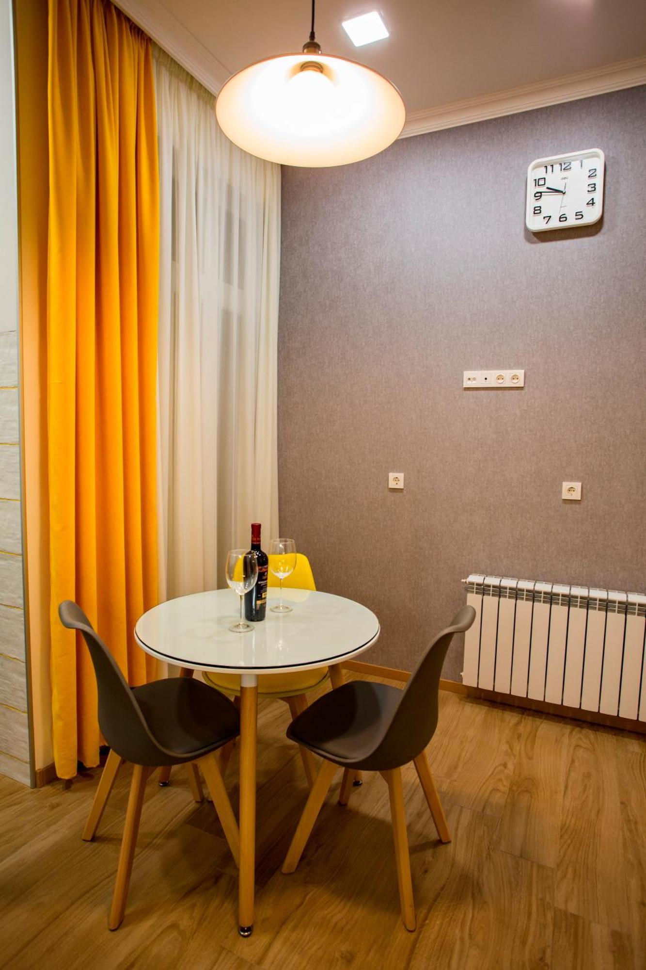 Yellow Apartment In Avlabari Tiflis Exterior foto