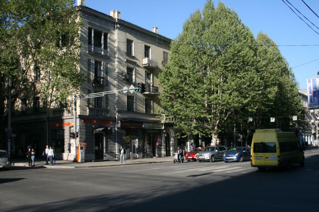 Yellow Apartment In Avlabari Tiflis Exterior foto