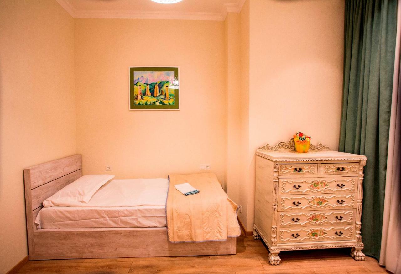 Yellow Apartment In Avlabari Tiflis Exterior foto