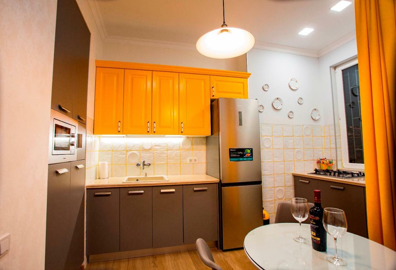 Yellow Apartment In Avlabari Tiflis Exterior foto