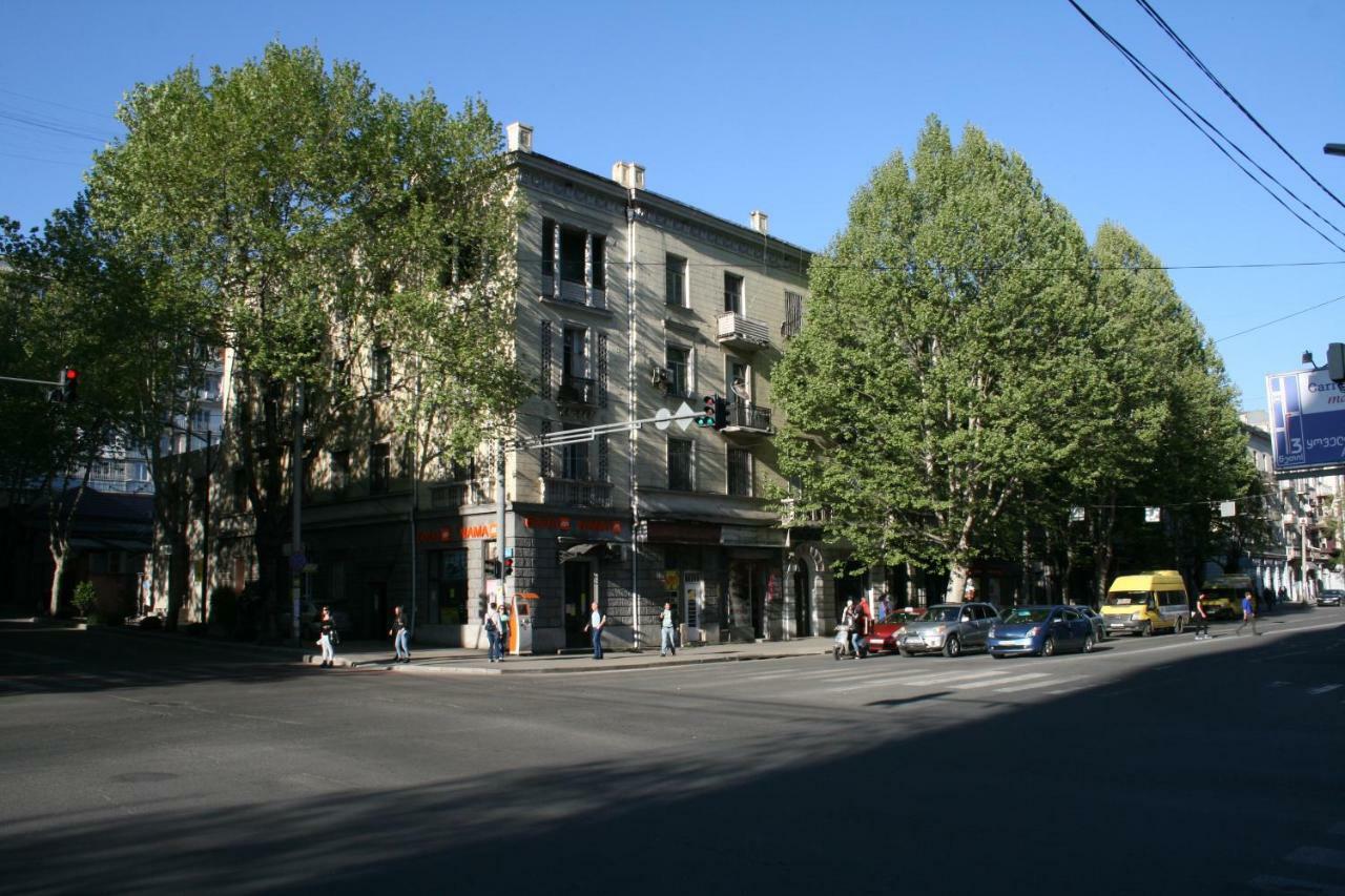 Yellow Apartment In Avlabari Tiflis Exterior foto
